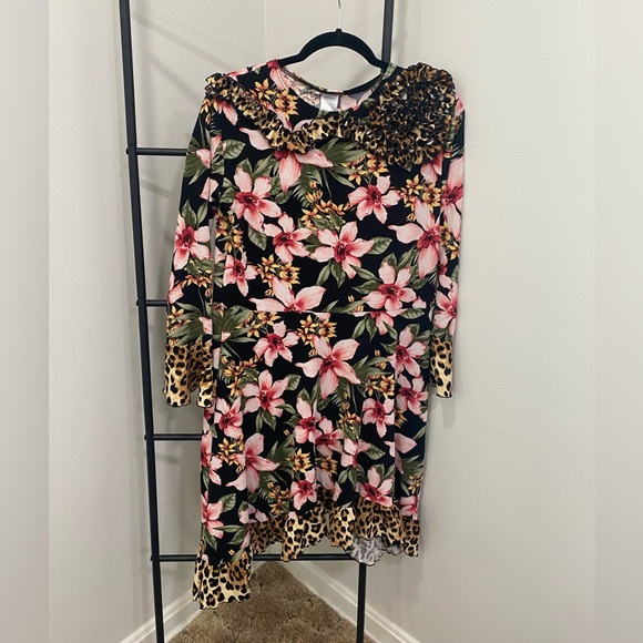 Pins & Needles Dresses & Skirts - Super cute dress/top